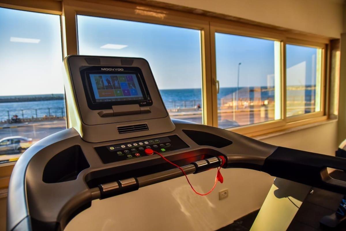 Fleet Club Mahrousa Alexandria Luaran gambar A treadmill with a touchscreen display