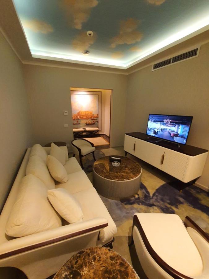 Fleet Club Mahrousa Alexandria Luaran gambar A living room in a suite at the hotel