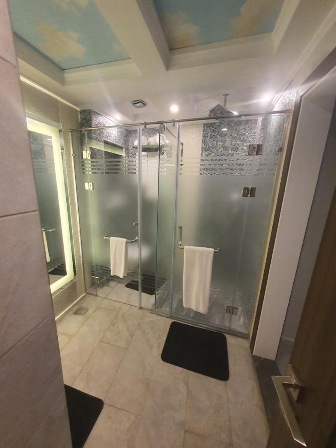 Fleet Club Mahrousa Alexandria Luaran gambar A shower with a sliding door