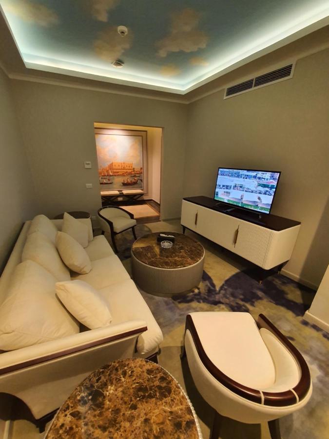 Fleet Club Mahrousa Alexandria Luaran gambar A living room in a suite at the hotel