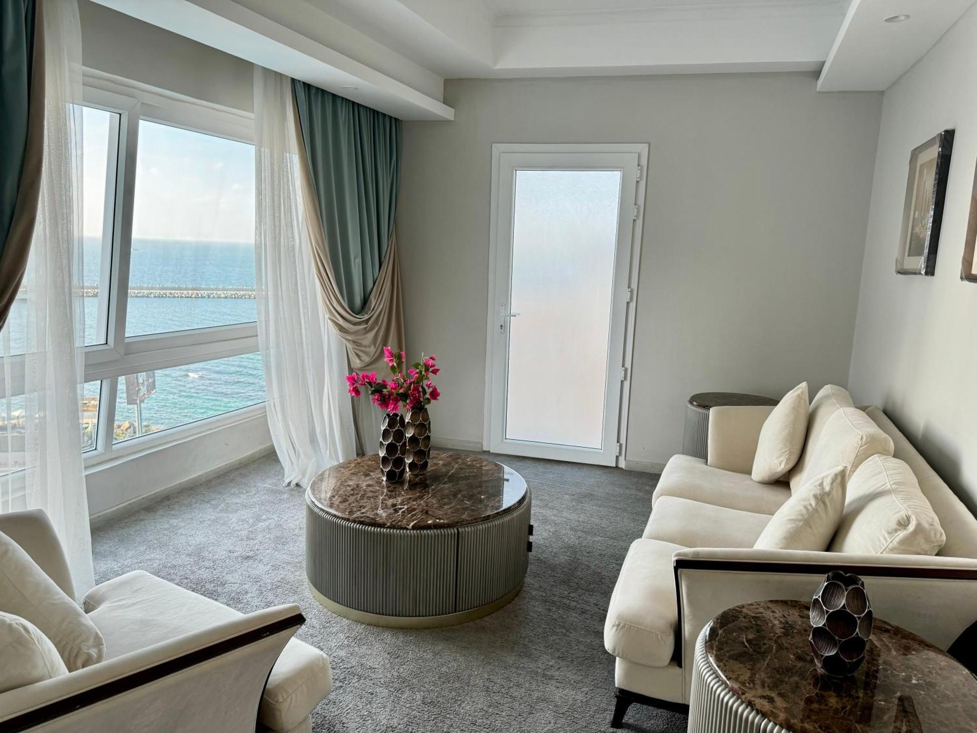 Fleet Club Mahrousa Alexandria Luaran gambar A suite at the hotel