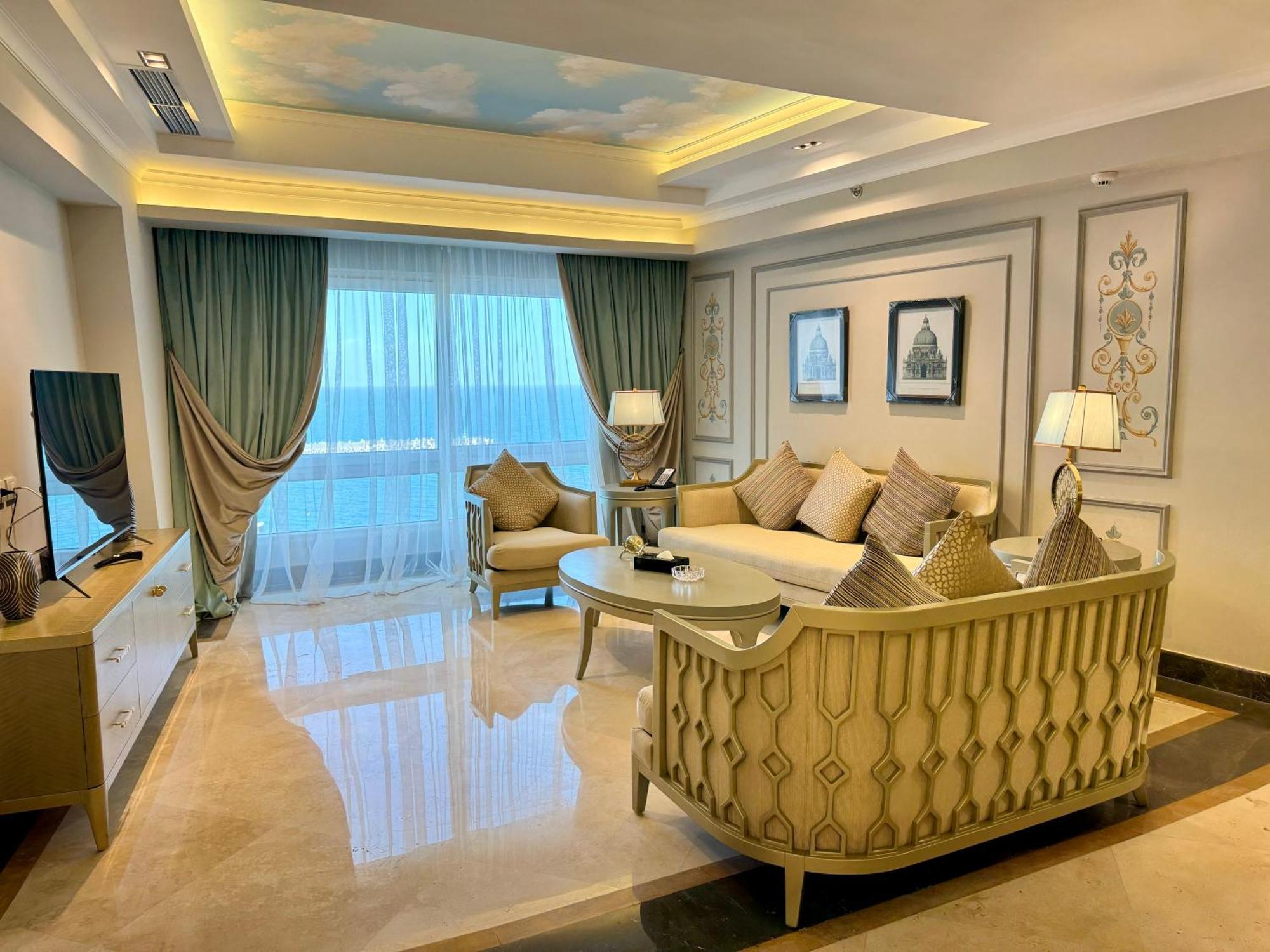 Fleet Club Mahrousa Alexandria Luaran gambar Living room of a suite at the hotel
