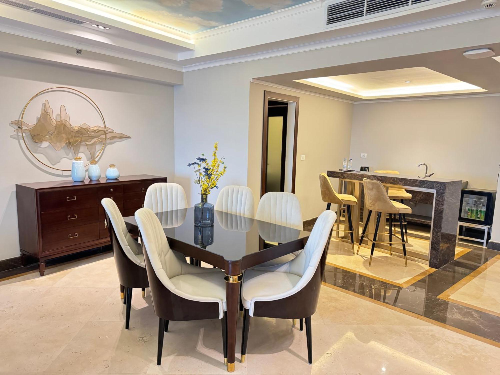 Fleet Club Mahrousa Alexandria Luaran gambar A dining room in a luxury apartment