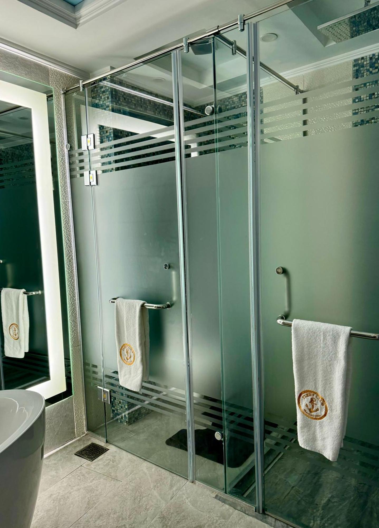 Fleet Club Mahrousa Alexandria Luaran gambar A shower door